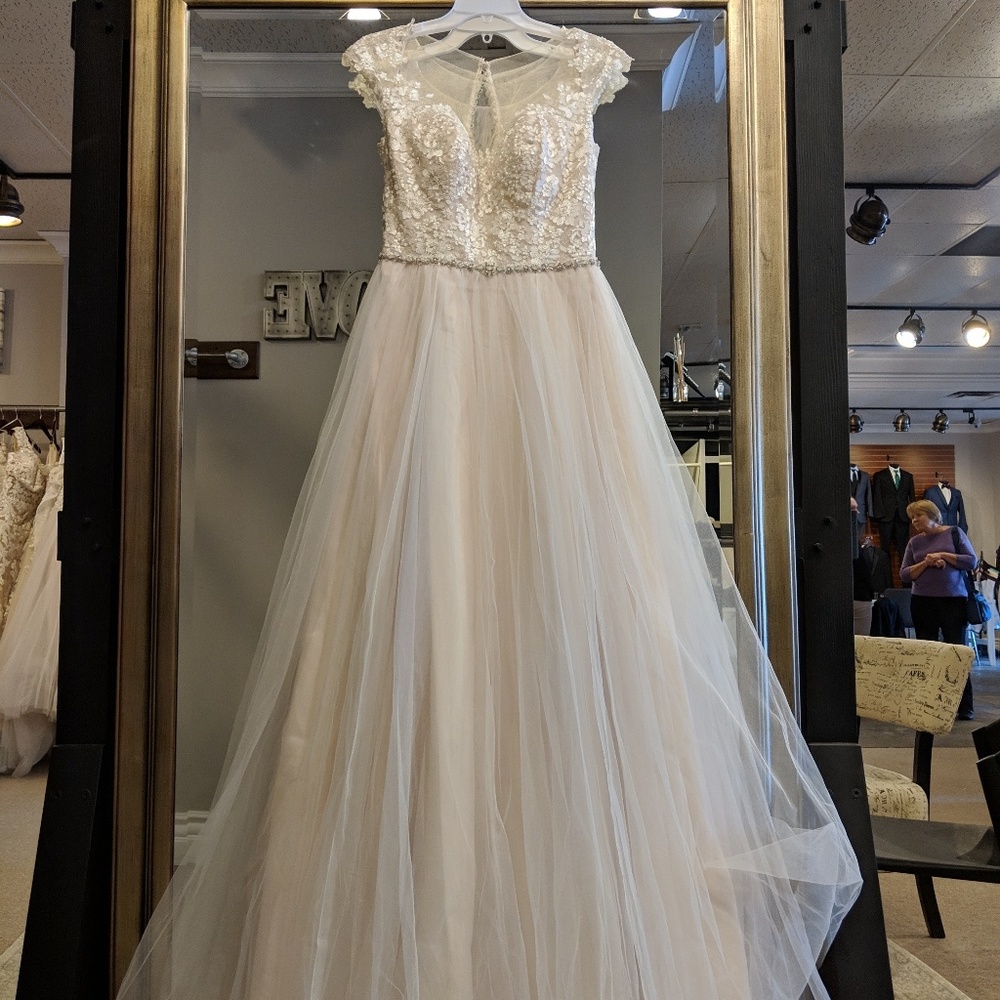 Maggie Sottero Sonja Size 10 (street size 4-6)